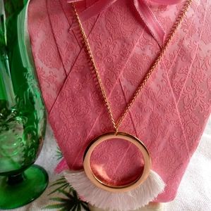 Gold necklace with white fantassels